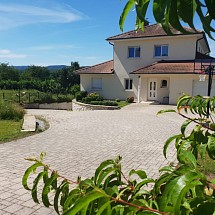 v e n d u e   -----   Waldighoffen, à env. 15 - 25 min Leymen, EuroAirport, Allschwil, Bâle, Weil am Rhein: Villa exceptionnelle, 380 m², spacieuse & lumineuse, magnf. vue panoramique. Espace de vie salon-séjour XXL 80 m² / cheminée + US cuisine, cellier / 4 chambres, 2 Sd'eau, 1 SdB / grande terrasse + balcon. Situation dominante, vue imprennable. En impasse, très au calme & ensoleillé, 
