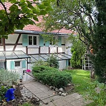 Pfetterhouse, proche Mooslargue, terrain de Golf et frontière CH; 5 - 35 min Seppois, Ferrette, Porrentruy, Allemagne, airport, Basel, Belfort: Charmante maison env. 90 m² / beau salon-séjour env. 25 m² avec cheminée, cuisine séparée / 1 gr. chambre, 1 salle de bain / combles isolés et aménageables. Situation idyllique sur hauteur, dans une ruelle très au calme, pas de circulation! Proche centre village, commodités de base.