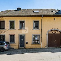 Eischen au Luxembourg, Sect. Steinfort 20 min / 10 min Arel Belgique, à env. 30 min de Luxembourg City, de l'Allemagne et de la France (Longwy). Situation idyllique, légèrement sur hauteurs avec vue sur un petit ruisseau et forêt: Ancienne ferme magnifiquement rénovée, env. 180 m² / spacieux hall d'entrée / grand espace de vie avec poêle à bois, parquet, baies vitrées, belle + grande cuisine donnant sur la terrasse ensoleillée + le jardin / accès à la rivière / 4 grandes chambres + mezzanine, 1 salle de bain. Situation idyllique, proche de toutes commodités!