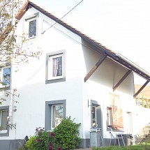 Pfetterhouse, proche Mooslargue et frontière CH; 10 - 35 min Ferrette, Porrentruy, airport, Basel, Belfort. Dans charmante maisonnette, superbe Duplex env. 60 m² comprenant un espace de vie avec TV. Poêle à bois et cheminée. Sdb avec douche + WC. Situation proche de toutes commodités de base, très ensoleillée!