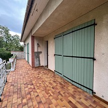 Occitanie, Reg. Ariège, Sect. Lavelanet 09, Ariège Midi-Pyrénées: Beau Plain-Pied d'env. 115 m² sise dominante sur hauteurs / beau salon-séjour 32 m² carrelés avec cheminée / 3 chambres + mezzanine / Sdb, 2 WC, buanderie / belle cuisine / baies vitrées, accès sur 2 terrasses surélevées de 30 m² env. / BBQ corner, jardin, terrain piscinable / grand garage extérieur 2 v + stockage, div. parkings, grande cour.
