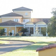 CORSE, Sect. Aléria / Moriani (Costa Verde), à env. 2 km de la Plage de la Bravonne: Grande propriété de luxe, généreusement agencée pour 4 - 18 personnes, env. 450 m² s.h. / 3 appartements indépendants et privatifs / idéale bi-familles, tourisme, centre de formation, sports, cabinets, séminaires...! Garages + parkings / div. annexes, terrasses / sur parc de 1,2 hectares ou plus. Situation exceptionnelle, vue panoramique sur montagnes et forêts, high privacy...