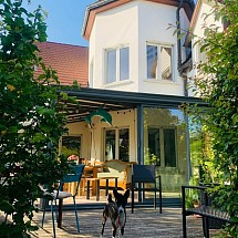 Leymen 5 min à pied du Tram to Basel. Env. 12 - 20 min Aesch, Bâle / Roche, Reinach / ISB: Magnifique villa familiale env. 205 m² / entrée représentative XXL / salon-séjour avec kachelofen env. 50 m², véranda env. 30 m² + cuisine séparée / 4 chambres, 2 WC, 1 mezzanine, 1 dressing, 1 salle d'eau + 1 salle de bain / Situation idyllique, voisinage international, vue dégagée sur le Landskron! Le tout très soigné!