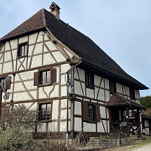 Secteur Leymen / Oltingue / Bettlach / Hagenthal, à 2 pas de Ferrette, Waldighoffen, Muespach. 10 - 30 min Leymen Tram Stop Nr 10, Biel-Benken, Bâle, St. Louis, Aesch ISB, Solothurn, Reinach, Weil am Rhein: En lisière de village, ensemble exceptionnel 1 maison 5 Càc, 2 SdB, 1 grande salle + salon-séjour avec kachelofen sur 9 ares / Winstube + bar, balcon, terrasse ... Optional avec grange sur 63 ares de pré, partiellement constructible, à 278.000 €. Ex-restaurant, Gasthof avec licence IV + 1 grange + cour + parkings + jardin.