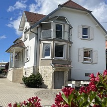 Sundgau, village proche Waldighoffen (à 2 pas), env. 7 - 25 min Ferrette, Leymen/Tram, Hirsingue, Airport, Basel, Mulhouse, ISB Aesch: Magnifique maison de caractère env. 200 m² / grand espace de vie env. 70 m² avec cuisine ouverte sur salle à manger, cosy salon avec poêle à pellets / accès sur pergola / 5 chambres (dont 1 studio avec cuisine, accès séparé), 1 balcon avec vue pano, 2 salle de bains, 1 douche. Situation idyllique, ruelle très calme, riverains seulement!
