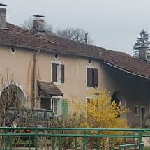 Sect. Bains-les-Bains (88 Haute-Saône), Attigny: Maison de village/corps de ferme mitoyenne env. 180 m² sh. Partiellement à rénover (ancienne boulangerie) + dépendances/étables + combles / grand espace de vie + salle à manger avec poêle à bois / cuisine spacieuse avec foyer / 3 - 4 chambres, belle salle de bain récente / situation au calme en bordure de ruisseau / belle vue dégagée sur le village et le fleuve!