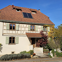 Secteur Leymen / Biel-Benken / Schönenbuch, à 2 pas du Tram (10) et frontière Suisse; 15 - 20 min env. à Bâle et Reinach/Aesch ISB: Magnifique maison Alsacienne env. 200 m² / bel espace de vie env. 40 m² + cuisine avec coin repas env. 30 m² / accès terrasse surélevée + magnf. jardin / 5 chambres, dont 1 masterbedroom + dressing, 2 salles de bain. Situation centrale, proche école et commodités de base à pieds!