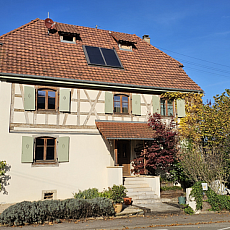 Secteur Leymen / Biel-Benken / Schönenbuch, à 2 pas du Tram (10) et frontière Suisse; 15 - 20 min env. à Bâle et Reinach/Aesch ISB: Magnifique maison Alsacienne env. 200 m² / bel espace de vie env. 40 m² + cuisine avec coin repas env. 30 m² / accès terrasse surélevée + magnf. jardin / 5 chambres, dont 1 masterbedroom + dressing, 2 salles de bain. Situation centrale, proche école et commodités de base à pieds!