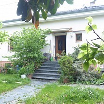 v e n d u e  ---  Saint-Louis proche Airport, A 35, gare + Tram, 10 mn Basel, centre, écoles. Assez au calme & très ensoleillé, courtes distances: Beau plain pied env. 110 m² + 50 m² de véranda / grand salon-séjour / 2 chambres, 1 salle de bain, cuisine. Limite ancien lotissement, vue dégagée, à deux pas de toutes les commodités...