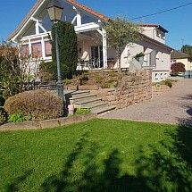 Couronne de Mulhouse N-E, Sect. Baldersheim, Sausheim, A 35 + 36: Magnifique propriété de standing env. 260 m², 2 accès / bel espace de vie (climatisation réversible), cuisine séparée, accès terrasse surélevée + jardin / 3 - 4 chambres, 2 salles de bains, 3 WC. Ascenseur, garage-combles, situation centrale, proche de toutes commodités!
