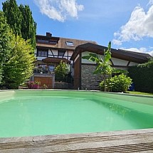 Secteur Jettingen/RN 419/Helfrantzkirch, à env. 7-20 min A 35 + 36, A 5, Airport, Altkirch, Sierentz, Bâle, Mulhouse: Bel ensemble avec maison principale env. 280 m² (au sol), 228 m² hab. + maison annexe env. 140 m² / maison principale avec grand salon-séjour + kachelofen, cuisine ouverte et véranda env. 60 m², accès terrasse belle vue / 5 chambres, 1 mezzanine, 2 salles de bain, balcon. Situation idyllique, vue dégagée sur la campagne et Sundgau!