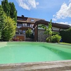 Secteur Jettingen/RN 419/Helfrantzkirch, à env. 7-20 min A 35 + 36, A 5, Airport, Altkirch, Sierentz, Bâle, Mulhouse: Bel ensemble avec maison principale env. 280 m² (au sol), 228 m² hab. + maison annexe env. 140 m² / maison principale avec grand salon-séjour + kachelofen, cuisine ouverte et véranda env. 60 m², accès terrasse belle vue / 5 chambres, 1 mezzanine, 2 salles de bain, balcon. Situation idyllique, vue dégagée sur la campagne et Sundgau!