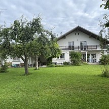 Louée / vermietet / already rent*** Leymen, Tram à Bâle; Biel-Benken/frontière CH 3 min: Paisible & spacieuse Maison de caractère & qualité! Très sympa, surélevée, env. 170 m² + annexe 50 m². 5 chambres, 1 Sdb, 2 salle d'eau / Salon-séjour 55 m² / balcon Sud 22 m² vue dégagée sur Landskron/chateau. Magnifique parc 15 ares env.
