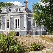 Sect. Sens, Cornant / Egriselles-le-Bocage (89 Yonne) à env. 10 - 60 min A 6, Sens, Fontainebleau, Paris: Villa de caractère avec parc 45 ares constructible / style Haussmannien, sophistiquée, env. 160 m² s.h. sur 2 niveaux / superbe salon-séjour + US cuisine 40 m², parquet massif, cheminée, plafonds hauts, moulures / Rdch: 2 grandes chambres en suite, 2 SdB / 1. étage open space type loft-atelier env. 60 m², 1 Càc. Situation idyllique, très au calme, vue panoramique... 