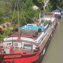 Canal du Midi, Sect. Le Crès/Montpellier, Axe Béziers - Nimes: Péniche d'habitation env. 220 m² / gr. espace de vie, belle cuisine / 3 Càc ensuite avec SdB + 1 Càc + Sdb équipage. Actuellement B & B/Gîte deluxe renommé. Situation idyllique, vue dégagée sur le Canal + paysage, très au calme, accès facile, ttes commodités très proche!
