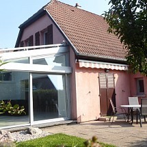 v e n d u e  ----  Secteur Frontalier (Hégenheim, Hésingue, Buschwiller), à 5 - 10 min Allschwil/Suisse, Airport, A 36, Palmrain: Maison d'architecte env. 140 m² / salon-séjour avec grande cuisine ouverte + magnifique véranda de qualité env. 65 m² / 3 chambres, 1 salle de bain, 2 WC. Situation idyllique, ruelle très calme, cul de sac!