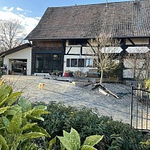 v e n d u e  -----    Axe Basel - Waldighoffen, Sect. Muespach - Folgensbourg, 15 - 25 min Airport, Leymen, Bâle: Maison traditionnelle rénovée env. 280 m² / espace vie env. 70 m² avec cuisine US / 5 chambres (dont 1 ensuite), 2 SdB, 1 mezzanine (play room), 2 dressings, 3 WC. Situation calme, avec du soleil du matin au soir!