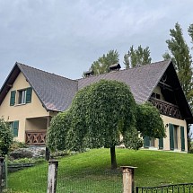 v e n d u e  -----  Sect. Leymen - Rodersdorf SO Ch - Biederthal (à env. 1,5 km du Tram pour Bâle). Frontière Suisse Bourg, Hagenthal, ISB Reinach, Basel 5 - 25 min: Maison familiale, surélevée, 145 m² sur 16 ares constr. / salon-séjour avec cheminée (KEIFLIN) + chauf. au sol env. 40 m², 3 accès jardin, cuisine ouverte avec ilot récente / 4 gr. chambres dont 1 masterbedroom + dressing, mezzanine, 1 salle de bain, grand balcon. Parquet et carrelage récente. Ruelle calme, quartier résidentiel, belle vue dégagée Jura + Forêt-Noire...