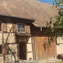 Vallée de la Largue, Secteur Seppois le Bas - Friesen (5 min bis centre Seppois le Bas). à env. 10 - 40 min de Hirsingue, Altkirch. Delle, Montbéliard, Airport, Basel, Palmrain: Corps de ferme/maison alsacienne avec grange attenante, mitoyenne. Maison env. 100 m² / salon (env. 20 m²), cuisine et salle à manger (env. 18 m²) / 3 chambres à l’étage, 1 salle de bain. Combles d'env. 50 m² aménageables! Environnement sympathique et typiquement 'village Sundgauvien' ...
