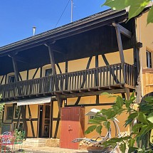 v e n d u e  -----  Sect. Ferrette (à 5 min) proche frontière CH, à 12 - 30 min de Leymen, Porrentruy, Bâle: Magnifique corps de ferme type chalet top rénové, env. 260 m² sur 3 niveaux / 2 salons-séjours / 5 chambres + 1 LOFT (env. 60 m²), 1 SdB. Espace vie env. 65 m² avec cuisine US, baies vitrées, magnf. poêle à bois. Situation très au calme et ensoleillée, vis à vis à distance!