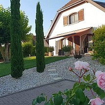 v e n d u e  -----  Secteur Sierentz - Bartenheim - Helfrantzkirch, à 5 - 15 min de A 35, Airport, Bâle City, Mulhouse: Charmante Villa surélevée 140 m² env. / salon-salle à manger env. 30 m², poêle à bois, sortie gr. terrasse / magnf. cuisine récente / 3 très grandes chambres, 2 SdB, 2 WC, 2 dressings. Ruelle calme, proche écurie, village sympathique...

