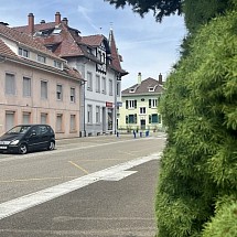 Secteur frontalier, Rosenau / Village Neuf / Huningue; à 5 - 10 min Palmrain et Allemagne, A 35 + A 5, Airport, Bâle: Immeuble env. 330 m² s.h. composé de 8 appartements (6 F2 et 2 studios) tous actuellement loués. Très proche du centre, écoles et toutes les infrastructures de bases!