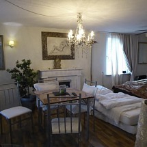 Pfetterhouse (proche frontière CH) secteur Golf de Mooslargue; 10 - 35 min Ferrette, Porrentruy, airport, Basel, Belfort. Dans maisonnette, Studio en RDCH env. 45 m² / 1 chambre / espace de vie, cuisine avec poêle à bois + cheminée électrique. Situation proche de toutes commodités de base, très ensoleillée!