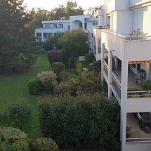 v e n d u  ---  Riedisheim, proche Mulhouse, Bus, écoles, gare. Env. 20 - 25 min Airport et Bâle: Dans un immeuble de standing, très soigné, bel appartement F 4 en attique 110 m² / grand salon-séjour env. 45 m², cuisine semi-ouverte / 2 chambres, parquet, armoires intégrées / 1 salle de bain luxueuse, 2 WC, gr. couloir. Situation idyllique, cadre vert & paisible, très au calme en impasse, quartier résidentiel + recherché!