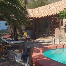 La Grande Canarie, Région Santa Lucia, env. 35 mn de Aéroport de Las Palmas: Superbe propriété Avec électricité + points d'eaux + source, env. 150 m² habitable, 4 - 5 chambres + 1 appartement séparée, 2 Sdb, grandes terrasses semi-couvertes, très belle piscine, accès séparé toute l'année, partiellement via une piste. Belle cour, cabane/annexe + ancien moulin aménageable, terrain clos et arboré avec jardin. Grand terrain naturel env. 1.5 hectares, une partie de la piste accessible idéalement par 4 X 4... 