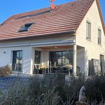 Sect. frontalier, Schönenbuch, Hagenthal, Hégenheim, Allschwil:
Magnifique villa de grand standing env. 180 m² / XXL espace de vie lumineux, cuisine Américaine env. 45 m² / 4 chambres, 2 salles de bains, 3 WC, mezzanine, espace bureau. Situation calme & idyllique, vue sur les champs et forêt +  Bâle, à 10 min du TRAM n°10, idéale frontaliers, international people around you!