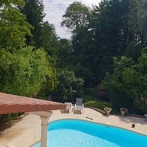 v e n d u e ----- Sect. Sierentz / Magstatt, env. 10-18 mn Airport, A 35, Basel: Très belle Villa + guest house env. 200 m² / bel espace de vie env. 60 m², cheminée, plusieurs accès terrasse / 3 chambres + 1 bureau + 2 Càc dans l'annexe, 3 salles de bains. Situation calme, très privée et ensoleillée...