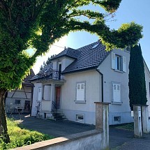 r é s e r v é e  ---   Au calme, secteur frontalier, Rosenau / Village Neuf / Huningue /Palmrain; à 5 - 10 min Allemagne, A 35 + A 5, Airport, Bâle: Maison de village env. 140 m² / salon-séjour env. 25 m² / 4 chambres, 1 salle de bain, 2 WC. Grange env. 80 m² x 2 (grand potentiel d'aménagement), div. garages, atelier, espace pour animaux... Situation proche centre, toutes commodités, très idyllique et calme...