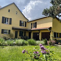 Sect. frontalier, Hégenheim / Hésingue, à 3 -10 min de la frontière Suisse/Allschwil, A 35, Aéroport, Palmrain, A 5: Belle maison de village env. 200 m² / salon-séjour env. 35 m² / 5 chambres, espace dressing, 1 bureau, 2 SdB / Véranda, terrasse. Sise au calme, proche de toutes commodités y inclus écoles.
