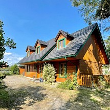 v e n d u e   ----    Axe Mulhouse - Freiburg, Secteur Munchhouse / Chalampé. Très au calme, 25 min Colmar et Frontière Allemagne: Magnifique maison type chalet en bois env. 105 m² / belle pièce de vie env. 50 m², cheminée, cuisine ouverte / 3 Càc dont 1 avec dressing, 1 salle de bain. Situation idyllique, cadre nature, ruelle très calme!