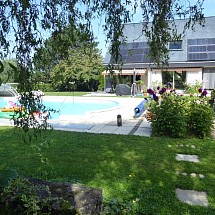 v e n d u e   -----   Altkirch, situation paradisiaque sur hauteurs, à env. 20 - 35 min A 36, Mulhouse, Airport, A 35, Bâle, Palmrain/F-D: Magnifique maison d'architecte env. 160 m² / beau salon-séjour avec cheminée, baies vitrées, sorties div. terrasses / gr. cuisine semi-ouverte / 3 chambres, gr. mezzanine, 2 WC, 1 salle d'eau, 1 SdB. Situation idyllique + dominante, vue panoramique sur les Vosges, très au calme! 100 % Privacy!