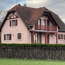 r é s e r v é e  ----------   Secteur Waldighoffen, très au calme; à 8 - 28 min de Hirsingue, Ferrette, Leymen, Airport, Basel, Allemagne/Palmrain. Maison familiale, surélevée, 130 m² sur env. 9 ares env. / 4 chambres, dressing, mezzanine, 2 Sdb, 2 WC / salon-séjour 40 m², cheminée + chauf. au sol / Belle cuisine granite avec accès terrasse / gr. entrée... Terrasse en U!
