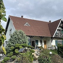 Sect. Sierentz / Habsheim / Landser, 5 - 15 min A 35, Landser, Sierentz, Mulhouse, Airport, Bâle/Novartis: Maison familiale env. 195 m² / bel espace vie, env. 50 m² avec véranda + kachelofen / 4 - 6 chambres, 3 salles d'eau + 1 SdB, 3 WC, 1 studio séparé avec cuisine + salle d'eau. Situation idyllique + dominante, cadre nature, superbe vue dégagée, dominante et panoramique sur les villages voisins + La Forêt Noire!