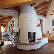 v e n d u e  ----  Région Vosges - Sect. Labaroche - proche vignoble + Golf de Ammerswhir, à env. 15 - 60 min de Colmar, Mulhouse, Freiburg, Basel, Strasbourg: Très bel Ensemble Maison en bois + annexe 3 Boxes, 1,2 hectare de pré. Env. 320 m² surface habitable / grand salon-séjour + sàm 75 m² env. + bibliothèque + 1 poêle à bois + kachelofe neuf / 5 chambres, 2 salles de bain (dont 1 neuve), magnf, cuisine neuve / XXL balcon vue panoramique. 