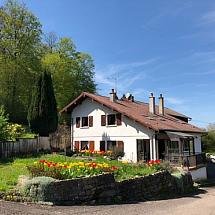 Région Doubs (25) isle-sur-le-doubs, proche Montbéliard, à env. 1.20 h de Bâle: Maison de village 165 m² + grange attenante (fort potentiel d'aménagement) env. 250 m² / 2 salons séjours dont 1 avec cheminée, Magnf. véranda, cuisine équipée, 5 chambres, 1 salle de bain, 1 salle d'eau. Grande mezzanine. Situation très au calme, sans circulation, vue dégagée, nature. 