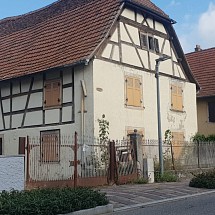 Sect. Sud de Mulhouse-Brunstatt-Zillisheim, env. 15-40 min Centre, Mulhouse/A 35 + 36/Neuenburg/Basel/Colmar: Maison à colombages env. 130 m² à rénover (avec restrictions patrimoniales) / salon-séjour + cuisine, cellier / 4 chambres, 1 salle de bain. Combles. Situation centrale, proche de toutes commodités et du Canal du Rhône au Rhin!