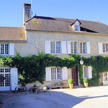 SAINT-LOTHAIN (39) Sud-Revermont, Vignoble jurassien, Triangle d'Or: Chambres d'hôtes Domaine de Saint Loth' comprenant une suite pour 4 personnes env. 38 m² et une chambre pour un couple/2 personnes env. 15 m². Endroit très calme et reposant. Accueil exceptionnel, belle demeure à la décoration soignée, petit-déjeuner bio de roi.