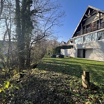 Secteur Frontalier (Blotzheim, Hésingue, Michelbach le Bas), à 2 pas de A 35, A 5, Airport, Bâle/Novartis, Palmrain, Allemagne. Dans un écrin de verdure, très au calme, en bordure petit cours d'eau:  Belle maison env. 140 m² / espace de vie avec poêle bois + cuisine Américaine de qualité env. 35 m², tb véranda env. 20 m² / 3-4 chambres, 1 bureau, 2 salles de bain, 2 WC. Balcon, vue dégagée sur verdure et village.  Situation exceptionnelle, quartier résidentiel de standing, pas de circulation, pas de travaux…!