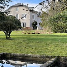 Axe Mulhouse - Belfort, Sect. Burnhaupt/A 36, env. 10 - 45 min A 36, Mulhouse, Colmar, Airport/Bâle: Magnifique Maison de Maître avec charme & cachet env. 450 m² + dépendances / magnifique salon-séjour XXL! Parquet en chevron env. 80 m², cheminée, spacieuse et lumineuse salle à manger. Dream cuisine / deux appartements (chambres d'hôtes, dont 1 avec accès séparé), 7 chambres, 1 bureau, 1 salle de billard, 3 salles de bain. Situation exceptionnelle! Nichée dans son magnifique parc, très au calme sans circulation, un vrai havre de paix! 