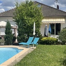 v e n d u e ---------- Axe Basel - Mulhouse, proche A 35, Kembs, Petit Camargue, Weil am Rhein, à env. 15 min Frontière Suisse / Allemagne: Belle maison env. 110 m² / grand espace de vie env. 42 m², cuisine ouverte, accès jardin, très belle terrasse / 4 chambres/2 SdB (1 Càc au sous-sol et une chambre avec salle d'eau). Situation très au calme, proche de toutes commodités!
