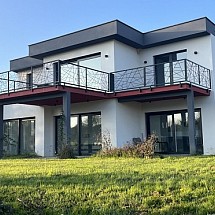 5 min Dannemarie, 10 - 35 mn Altkirch, Porrentry, Belfort, Mulhouse, Bâle: Ravissante Villa toit plat, style contemporain, env. 225 m² / 4 chambres, master 30 m², dressing, 2 SdB dont 1 en suite / espace vie + cuisine US env. 75 m², plafonds cathédrales, baies vitrées XXL / mezzanine. En impasse, sans vis à vis, nature pure, vue panoramique...