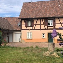 v e n d u  ----  Axe Sierentz - Mulhouse, proche Steinbrunn, Landser, Koetzingue. 10 min Gare Mulhouse, gare Sierentz, Landser/boarding school. Env. 20 min Bâle: Maison traditionnelle env. 160 m² / salon-séjour env. 20 m², cheminée / grande cuisine provençale / 3 chambres (dont 1 suite parentale avec dressing + Sdb), bureau, 2 SdB, 2 WC / combles avec potentiel d'aménagement. Belle situation!