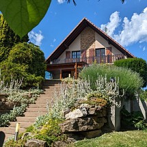 v e n d u e ---- Secteur Oltingue / Bettlach, à 7 - 10 min de Ferrette, Leymen/Tram, Hagenthal. Bâle, Aesch, Reinach env. 20 à 25 min: Charmante & solide maison env. 140 m² / salon-séjour spacieux, conduit cheminée, accès vaste terrasse / belle cuisine, coin repas / 4 chambres dont 2 avec balcons / 1 SdB, 1 Sd'eau, 2 WC / véranda vue pano / situation calme, ensoleillée avec vue imprenable sur champs & montagnes...