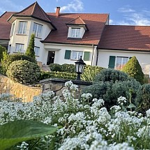 r é s e r v é e ---------  Sect. frontalier, Schönenbuch, Hagenthal, Hégenheim: Grande Villa de standing env. 300 m², prestations haut de gamme / salon-séjour env. 35 m², accès aux terrasses / cuisine XXL qualité supérieure / 4 - 5 chambres, 2 dressing, 3 SdB / grande mezzanine (possibilité y créer 2 Càc en plus). Sur hauteurs, au calme, en impasse, vue verte + dégagée, quartier résidentiel!