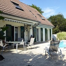 r é s e r v é e  ----  Sect. Bartenheim / Rosenau / Village Neuf / St. Louis La Chaussée; à 5 - 10 min A 35, Airport, Bâle, Allemagne, A 5: Charmante maison env. 175 m², 7 pièces / salon-séjour avec kachelhoffen env. 35 m² / 5 chambres, 1 SdB et 1 salle d'eau, 2 WC. Belle situation, en impasse & ensoleillée, proche canal, vue dégagée sur les bois!