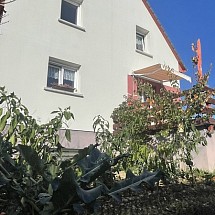 Louée / vermietet / already rent***: Axe Basel - Mulhouse, Sect. frontalier Bartenheim / Sierentz / Village Neuf, Rosenau; à env. 2 - 15 min de l' A 35, Airport, A 5, Bâle, Mulhouse, Weil am Rhein DE: Belle maison récente de 98 m² / salon-séjour 45 m², 2 accès à la terrasse surélevée, cuisine séparée / 3 - 5 chambres, 2 salles de bain. Ruelle calme, proche de toutes commodités!